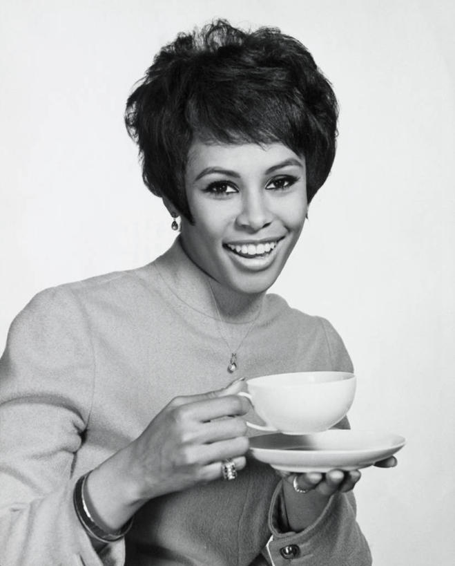 咖啡,成年人,脸,头,脸颊,肩,关节,头发,一个人,竖图,室内,特写,白色背景,幸福,茶,项链,仅一个年轻女性,仅一个女性,仅一个人,喝,食品,咖啡杯,饮品,热,杯,休闲装,饮食,肩膀,饮料,白色,茶碟,人体,摄影,手镯,生活方式,矮,可口,肖像,热饮,耳饰,适口,年轻女性,女人,女性,非洲人,年轻人,头部,脸部,脸蛋,面部,茶杯,彩图,短发