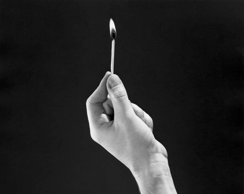 手,一个人,横图,黑白,室内,特写,火柴,火焰,燃烧,黑色,人体,摄影,部分,洋火,火柴梗,取火工具