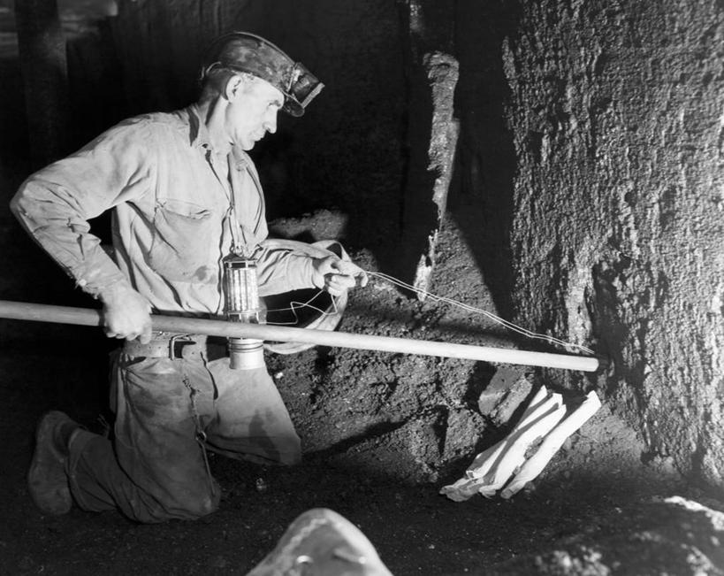 西方人,成年人,中年人,老年人,一个人,横图,黑白,室内,衬衫,采矿业,炸药,欧洲,欧洲人,仅一个男性,仅一个人,仅一个中年男性,头盔,洞,杆,工人,职业,工业,摄影,矿坑,金属丝,煤,手电筒,矿工,技能,危险,老年男性,男人,男性,中年男性,白种人,员工,矿山工人,匠人,劳动者,体力工