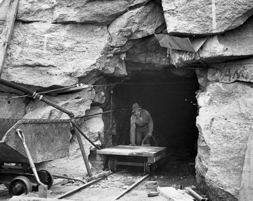 一个人,推,横图,黑白,室外,白天,采矿业,路,铁路,汽车,朦胧,模糊,推车,轨道,交通,铁轨,车,工人,交通工具,职业,工业,运输,摄影,矿坑,矿产,矿物,载具,煤,矿工,员工,岩石,矿山工人,匠人,劳动者,体力工,苦差事