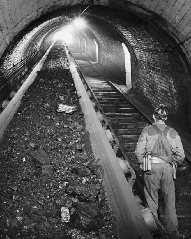 一个人,竖图,黑白,室内,采矿业,路,铁路,美国,朦胧,模糊,隧道,轨道,交通,铁轨,工人,背面,工业,运输,摄影,矿坑,北美,煤,宾夕法尼亚,矿工,员工,矿山工人,匠人,劳动者,体力工,苦差事