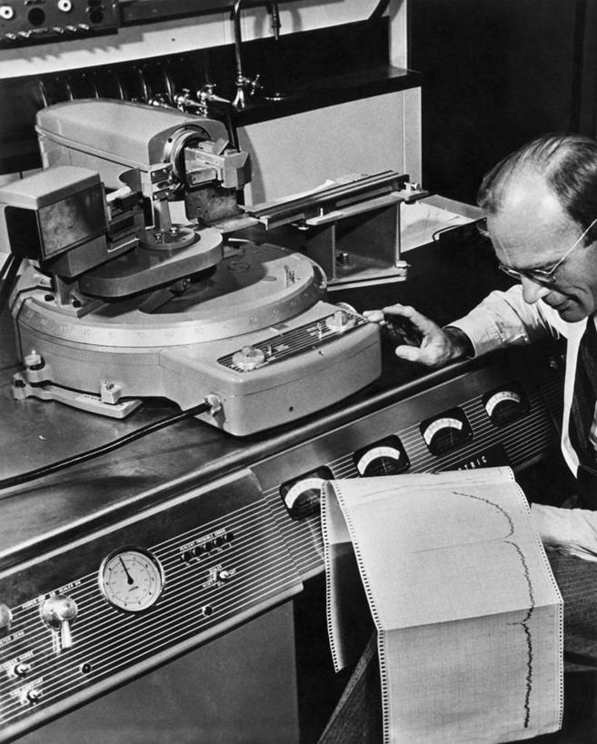 西方人,成年人,中年人,老年人,一个人,科学家,坐,竖图,黑白,室内,技术,科技,欧洲,欧洲人,仅一个男性,仅一个人,仅一个中年男性,研究,科学,化学,眼镜,实验室,职业,线图,读书,摄影,测量工具,专心,准确,控制面板,科学实验,老年男性,男人,男性,中年男性,白种人