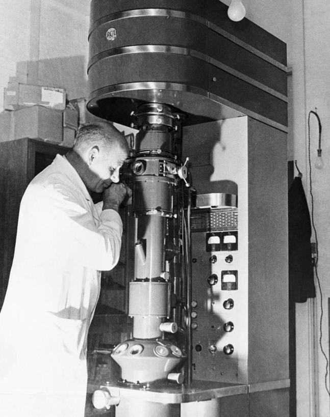 西方人,成年人,中年人,老年人,一个人,科学家,竖图,黑白,室内,技术,科技,英国,欧洲,欧洲人,仅一个男性,仅一个人,仅一个中年男性,阴影,研究,显微镜,实验室,注视,英格兰,观察,看,摄影,观看,察看,手术,专心,准确,西欧,关注,大不列颠,实验服,大不列颠及北爱尔兰联合王国,大不列颠及爱尔兰联合王国,剑桥,剑桥大学,剑桥郡,康桥,老年男性,男人,男性,中年男性,白种人,大不列颠王国,大英帝国,联合王国,日不落帝国,电子显微镜