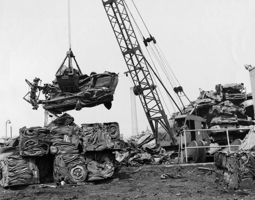 一个人,无人,横图,黑白,室外,白天,汽车,金属,垃圾,破坏,设备,破损,物品,天空,工业,运输,摄影,垃圾场,环境,污染,损坏,碎屑,空气污染,废旧汽车场,社会问题,工业机械