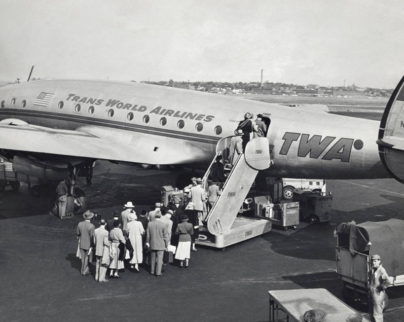 人群,机场,横图,俯视,室外,白天,风,城市,飞机,汽车,乘客,阴影,文字,陆地,高处,航空公司,交通,许多人,航空,车,天空,交通工具,一群人,运输,角度,摄影,巨大,庞大,离开,英文字母,飞行器,客机,公司,载具,上车,宏大,硕大,伟大,信函,大写字母,彩图,高角度拍摄,旅行,环球航空公司,飞机跑道,商务机