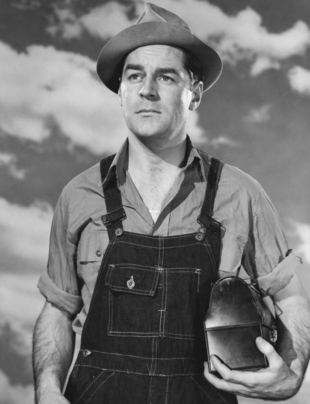 西方人,成年人,中年人,老年人,一个人,睡,竖图,黑白,室外,白天,仰视,工作服,衬衫,午餐,帽子,欧洲,欧洲人,仅一个男性,裤子,云,食品,休闲装,饮食,盒子,饮料,天空,职业,背带裤,卷起,工业,角度,摄影,午睡,袖子,饭单裤,工装裤,老年男性,男人,中年男性,白种人,困,困觉,寝息,睡觉,半身,低角度拍摄,小睡