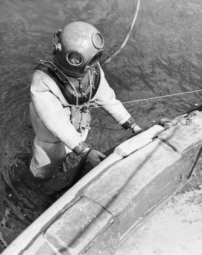 成年人,一个人,竖图,俯视,黑白,室外,白天,探险,海洋,水,船,仅一个男性,准备,工作,潜水镜,设备,物品,职业,遮,遮掩,运输,角度,潜水,摄影,活动,氧气面罩,掩盖,遮挡,潜水装备,遮盖,搜寻,掩饰,水中呼吸器,冒险,危险,男人,休闲活动,高角度拍摄,水肺潜水