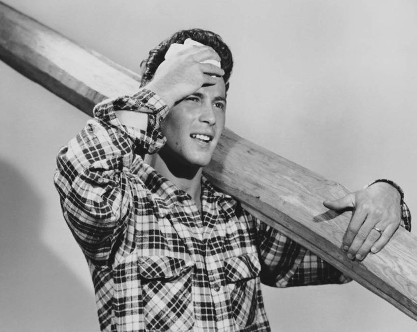 西方人,成年人,头,手,肩,关节,一个人,建筑工人,横图,黑白,室内,特写,衬衫,建筑业,建材,建筑,欧洲,欧洲人,仅一个男性,仅一个人,擦,准备,阴影,木制,材料,木板,木材,休闲装,木柴,仅一个年轻男性,背着,职业,疲倦,力量,工业,人体,摄影,建造,木料,疲劳,疲惫,圆木,运送,困乏,疲乏,委顿,疲困,疲顿,疲钝,倦怠,怠倦,汗液,男人,男性,年轻男性,白种人,年轻人,头部,木工,半身