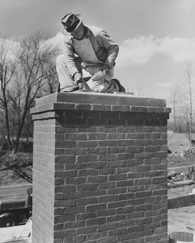 西方人,成年人,一个人,建筑工人,竖图,黑白,室外,白天,仰视,工作服,建筑业,烟囱,帽子,欧洲,欧洲人,仅一个男性,仅一个人,准备,裤子,砖,云,注视,休闲装,水泥,树,工人,仅一个年轻男性,天空,建筑工地,观察,看,职业,背带裤,角度,摄影,观看,察看,关注,努力,技能,饭单裤,工装裤,男人,男性,年轻男性,白种人,年轻人,员工,建筑工,跪着,低角度拍摄,匠人,劳动者,体力工,泥瓦匠,盖瓦,砌砖