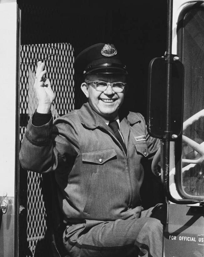 西方人,成年人,中年人,老年人,一个人,司机,坐,微笑,竖图,黑白,室外,白天,制服,快乐,汽车,欧洲,欧洲人,仅一个男性,仅一个人,仅一个中年男性,眼镜,陆地,公共交通,挥手,车,交通工具,手势,职业,鸭舌帽,运输,摄影,载具,肖像,驾车,车座,驾驶座,老年男性,男人,男性,中年男性,白种人,打手势,商用车