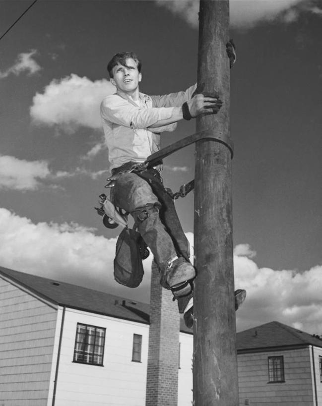 西方人,成年人,中年人,老年人,一个人,电工,攀登,竖图,黑白,室外,白天,仰视,高跟鞋,衬衫,节能,风险,安全,鞋子,欧洲,欧洲人,仅一个男性,裤子,工作,房屋,屋顶,云,高处,防护,休闲装,腰带,天空,手套,职业,服务,角度,摄影,电,保护,住房,保险,保全,周全,安稳,安定,防护手套,技能,平安,危险,老年男性,男人,中年男性,白种人,低角度拍摄,输电塔