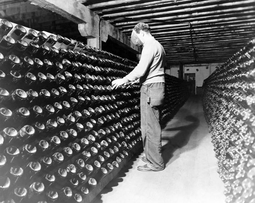 一个人,工厂,横图,黑白,室内,一排,阴影,丰富,整齐,食品,仓库,休闲装,饮食,饮料,排列,工人,职业,工业,摄影,保护,队列,食品加工厂,男性,员工,匠人,劳动者,体力工,贮藏室