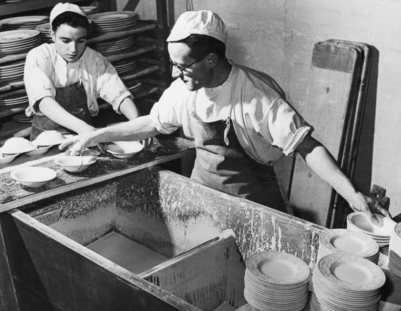 西方人,成年人,中年人,老年人,两个人,工厂,横图,黑白,室内,制服,团队,餐具,英国,欧洲,欧洲人,许多,堆叠,粘稠,木制,围裙,眼镜,调料,糖,陶瓷制品,调味品,很多,调味料,注视,英格兰,架子,工人,盘子,碗,观察,看,职业,鸭舌帽,陶器,工业,摄影,观看,糖浆,制造,察看,关注,黏稠,浓厚,熔锅,老年男性,年轻男性,中年男性,白种人,年轻人,员工,半身,匠人,劳动者,体力工,官位,官职,职位