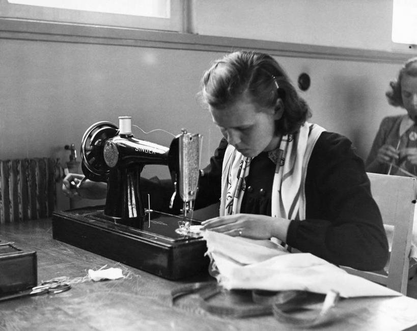 西方人,一个人,裁缝,坐,横图,黑白,室内,桌子,欧洲,欧洲人,注视,缝纫机,观察,看,职业,摄影,观看,缝纫,察看,专心,关注,技能,女性,白种人,年轻人,半身,纺织工业