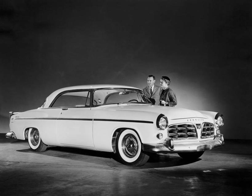 两个人,横图,黑白,室内,汽车,套装,正装,朦胧,模糊,古典,车,交通工具,决定,运输,摄影,载具,老爷车,陈列室,半身,伴侣,戴姆勒股份公司