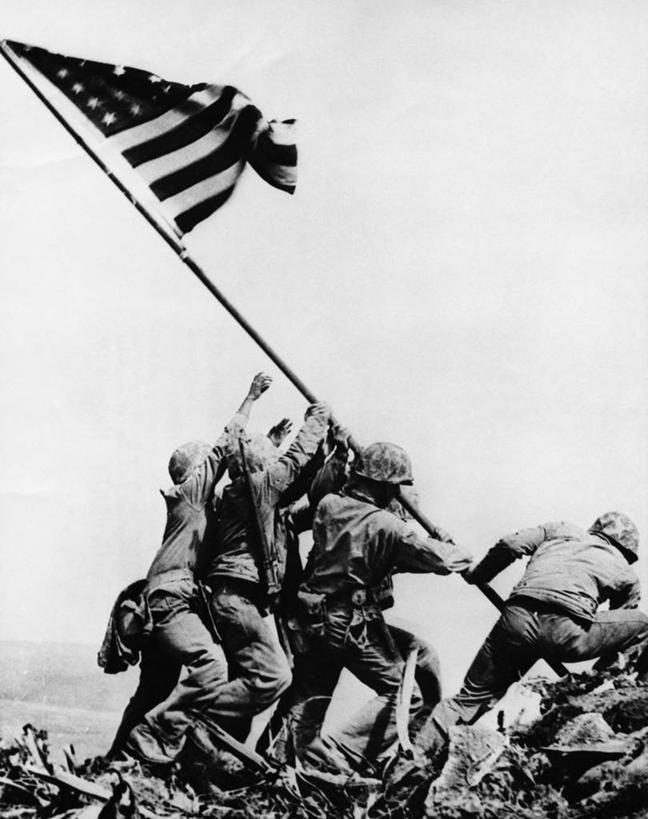 成年人,人群,拉,推,竖图,黑白,室外,白天,赌博,骄傲,成功,风,旗帜,日本,美国,亚洲,士兵,弯腰,条纹,日本文化,军事,标志,数字,文字,字符,古典,历史,标识,战争纪念碑,天空,战争,美国国旗,摄影,阿拉伯数字,第二次世界大战,成就,努力,军服,身份,东亚,美国文化,忠诚,军队,爱国主义,勇气,英雄,男人,美国人,艾渥吉马纪念堂