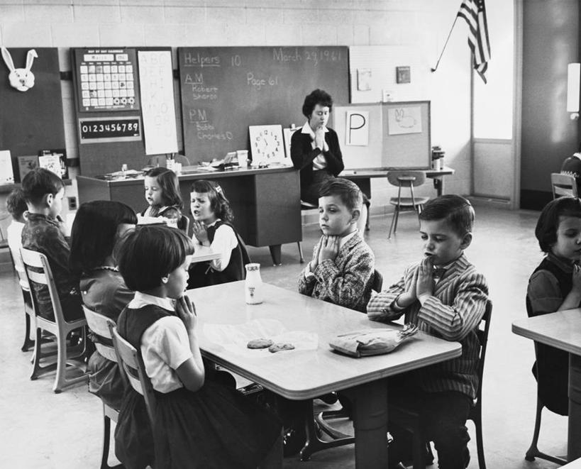 西方人,儿童,成年人,人群,学生,教师,横图,黑白,室内,午餐,纯洁,桌子,旗帜,椅子,欧洲,欧洲人,食品,许多人,教育,饮食,小孩,黑板,祈祷,一群人,教室,可爱,童年,童趣,摄影,宗教,巨大,庞大,年龄,知识,童真,烂漫,无邪,宏大,硕大,伟大,灵性,技能,天真,男孩,年轻女性,女孩,女人,白种人,孩子,年轻人,小学,祈祷式,小学生