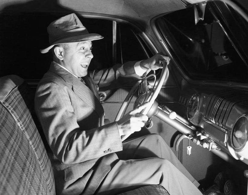 西方人,成年人,一个人,商务人士,司机,商务男性,坐,横图,黑白,室外,夜晚,衬衫,商务,幸福,汽车,帽子,欧洲,欧洲人,仅一个男性,仅一个人,套装,车,仅一个年轻男性,方向盘,交通工具,乐趣,运输,摄影,控制,享乐,载具,商务装,驾车,工薪阶层,驾驶座,男人,男性,年轻男性,白种人,年轻人,白领,上班族,衬衣