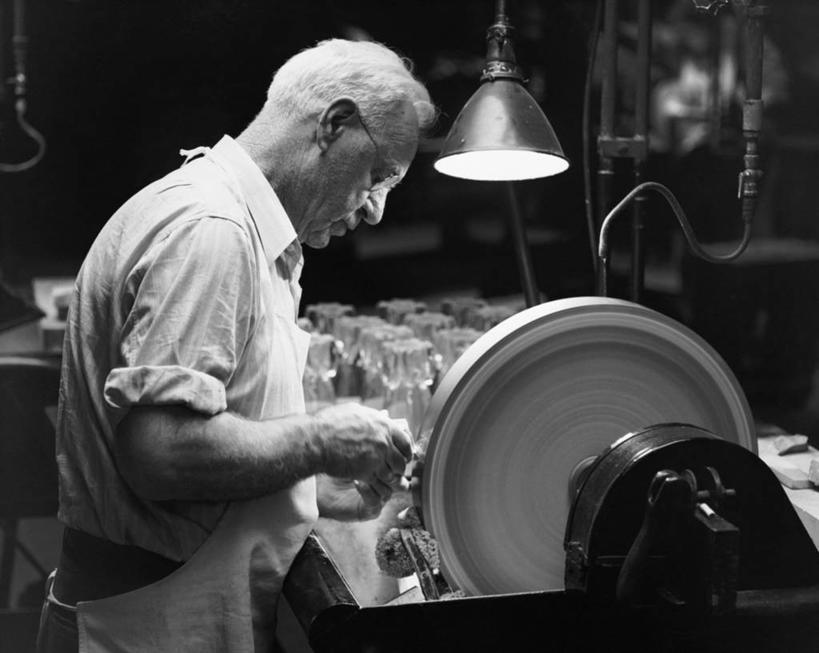 西方人,成年人,老年人,一个人,横图,黑白,室内,欧洲,欧洲人,仅一个男性,仅一个人,围裙,眼镜,注视,观察,看,仅一个老年男性,职业,摄影,电灯,观看,察看,研磨,专心,关注,磨光机,技能,老年男性,男人,男性,白种人,半身,发际线后移