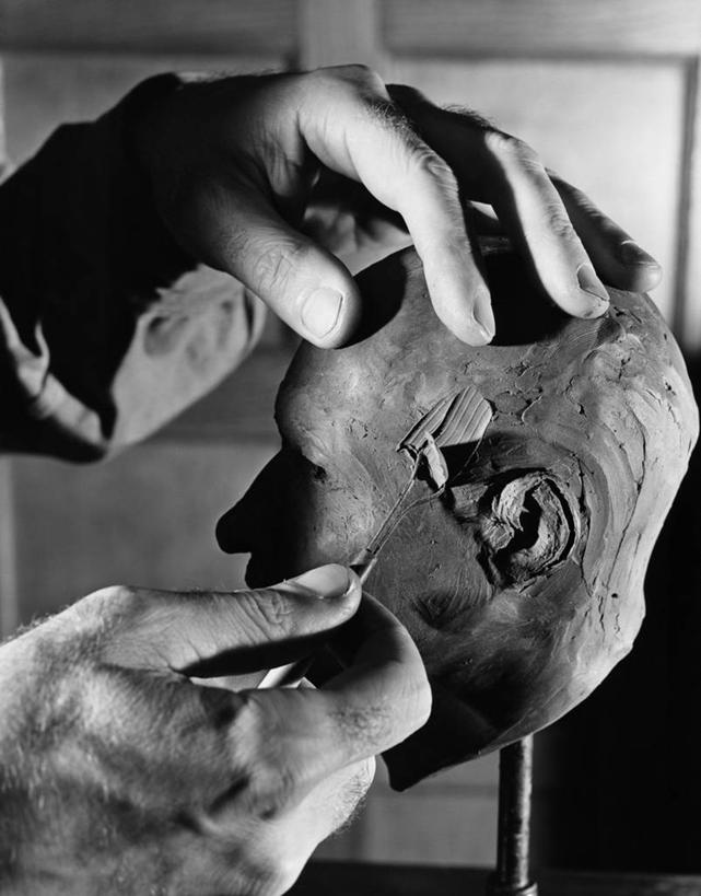 手,一个人,竖图,黑白,室内,特写,雕塑,雕像,工具,艺术家,人体,摄影,部分,创造力,粘土,技能,美术工艺,雕塑家,塑造