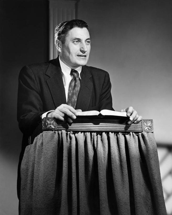 西方人,成年人,中年人,老年人,一个人,竖图,黑白,室内,欧洲,欧洲人,仅一个男性,套装,教育,讲台,摄影,宗教,指挥台,犹太教,灵性,老年男性,中年男性,白种人,书,说话