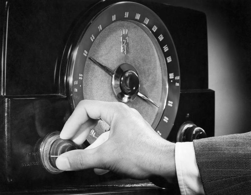 西方人,成年人,手,一个人,横图,黑白,室内,特写,通讯,欧洲,欧洲人,仅一个男性,古典,收音机,人体,摄影,生活方式,部分,旋钮,调整,量表,男人,白种人,传媒