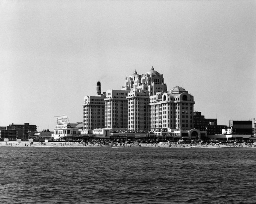 横图,黑白,室外,白天,海洋,水,城市,建筑,摩天大楼,美国,许多人,天空,一群人,摄影,北美,新泽西,大西洋城,海滩