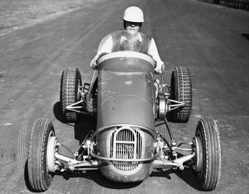 西方人,成年人,中年人,老年人,脸,头,脸颊,一个人,司机,横图,黑白,室外,白天,锻炼,快乐,比赛,运动,竞争,汽车,赛车,欧洲,欧洲人,仅一个男性,娱乐,肩膀,车,安全帽,车轮,交通工具,休闲,运输,摄影,体育运动,载具,驾车,赛车手,体育,老年男性,中年男性,白种人,头部,脸部,脸蛋,面部,健身,径赛