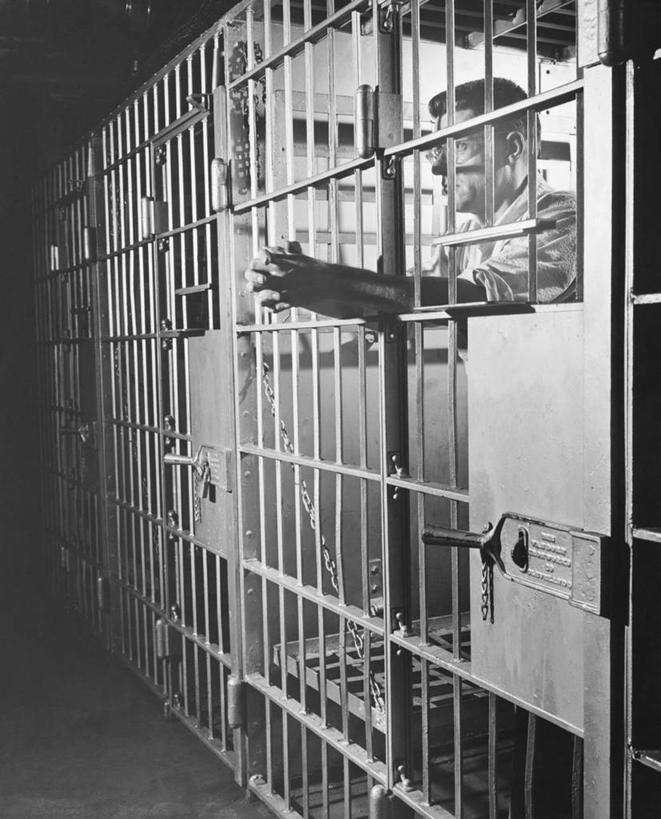 西方人,成年人,中年人,老年人,脸,头,脸颊,手,肩,关节,一个人,握手,竖图,黑白,室内,衬衫,失败,欧洲,欧洲人,仅一个男性,沮丧,金属,休闲装,肩膀,思考,监狱,人体,摄影,犯罪,犯人,牢房,处罚,挫败,悲哀,老年男性,男人,中年男性,白种人,头部,脸部,脸蛋,面部,搀手,拉手,手拉手,手握手,法律