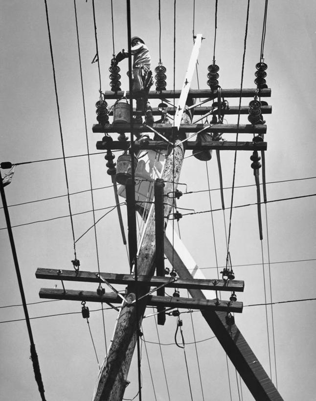 一个人,技术人员,攀登,竖图,黑白,室外,白天,仰视,通讯,风险,技术,朦胧,模糊,电线杆,联系,工人,天空,职业,电话线,工业,摄影,修理,危险,员工,技术员,低角度拍摄,匠人,劳动者,体力工,技工
