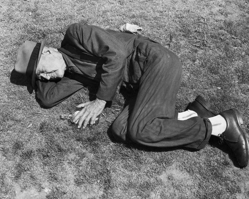 西方人,成年人,老年人,眼睛,一个人,躺,横图,俯视,黑白,室外,白天,帽子,欧洲,欧洲人,瞳孔,仅一个男性,仅一个人,沮丧,传递,酒类,休闲装,饮食,酒,饮料,仅一个老年男性,生病,酗酒,人体,眼部,角度,摄影,宁静,侧卧,贫穷,梦想,失业,老年男性,男人,男性,白种人,眼,闭着眼睛,睡觉,高角度拍摄,社会问题,白日梦