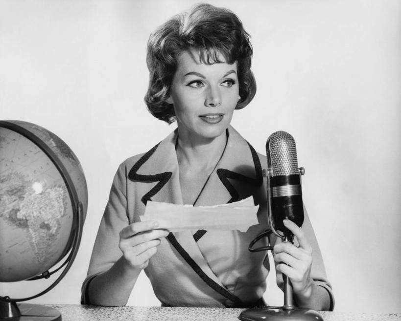 西方人,成年人,中年人,老年人,头发,一个人,坐,横图,黑白,室内,通讯,欧洲,欧洲人,仅一个女性,正装,地球仪,纸,读书,工业,摄影,生活方式,报告,矮,麦克风,传播,女人,白种人,半身,短发,演说家,传媒