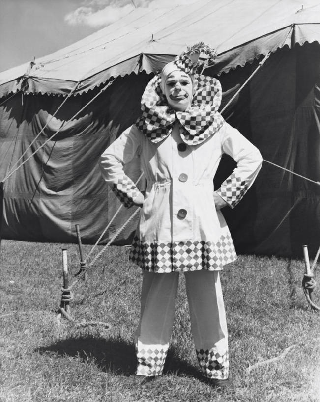 成年人,一个人,小丑,马戏团,竖图,室外,白天,幸福,仅一个男性,朦胧,模糊,表演者,手叉腰,叉腰,人体,摄影,幽默,双手叉腰,肖像,男人,手臂,彩图,装扮