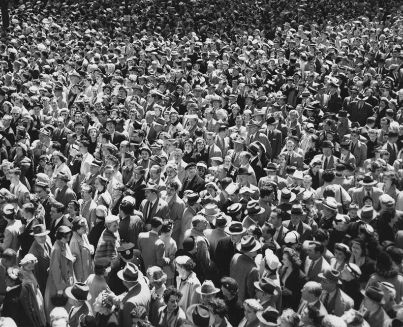 成年人,人群,观众,横图,俯视,黑白,室外,白天,帽子,丰富,摄影,群众,男人,女人,步行,高角度拍摄