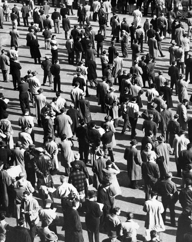 成年人,人群,竖图,俯视,黑白,室外,白天,路,朦胧,模糊,摄影,群众,男人,女人,步行,高角度拍摄