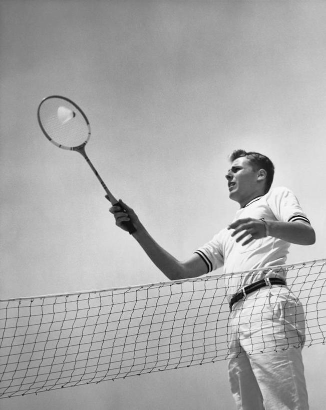 西方人,成年人,一个人,竖图,黑白,室外,白天,仰视,运动服,运动,羽毛球,欧洲,欧洲人,仅一个男性,仅一个人,网,球拍,羽毛球拍,竞技运动,仅一个年轻男性,天空,击打,摄影,毽子,准确,技能,羽毛球运动,男人,男性,年轻男性,白种人,年轻人,休闲活动,低角度拍摄