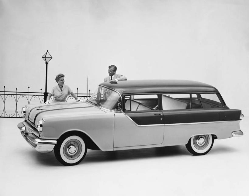 成年人,中年人,老年人,脸,头,脸颊,两个人,微笑,横图,黑白,室外,白天,幸福,骄傲,路,路灯,汽车,古典,肩膀,车,灯,交通工具,旅行车,运输,摄影,停止,载具,老爷车,暂停,停滞,老年女性,男人,女人,中年男性,中年女性,头部,脸部,脸蛋,面部,半身