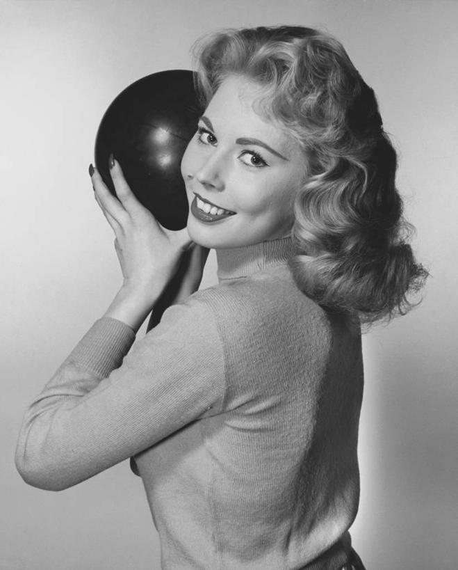 西方人,一个人,微笑,竖图,黑白,室内,特写,快乐,幸福,运动,保龄球,欧洲,欧洲人,竞技运动,摄影,肖像,女性,白种人,年轻人,休闲活动,半身