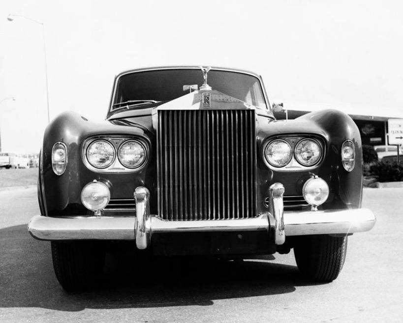 无人,横图,黑白,室外,白天,路,汽车,阴影,古典,车,天空,交通工具,运输,摄影,停止,载具,老爷车,暂停,停滞,劳斯莱斯,格柵
