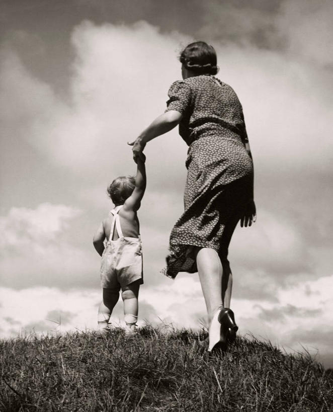 两个人,家庭,母亲,儿子,竖图,室外,白天,团队,风,拿着,温暖,温馨,一家人,摄影,生活方式,和睦,冒险,男性,女性,步行,彩图,融洽,幼儿