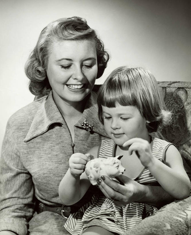 西方人,两个人,家庭,母亲,女儿,竖图,室内,骄傲,欧洲,欧洲人,容器,温暖,温馨,一家人,储蓄罐,器皿,储蓄,存钱,金融,理财,摄影,生活方式,经济,和睦,资金,存钱罐,成就,存款,流通,贸易,渴望,贮钱罐,储钱罐,扑满,开端,女性,白种人,彩图,融洽,津贴