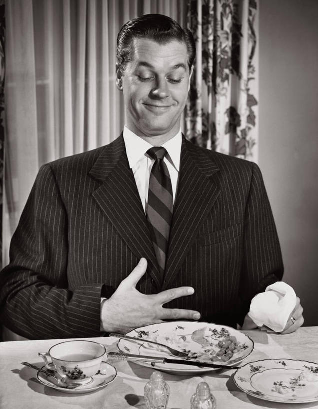 成年人,一个人,吃,竖图,室内,晚餐,仅一个男性,喝,食品,杯,饮食,饮料,盘子,茶碟,摄影,生活方式,男人,彩图