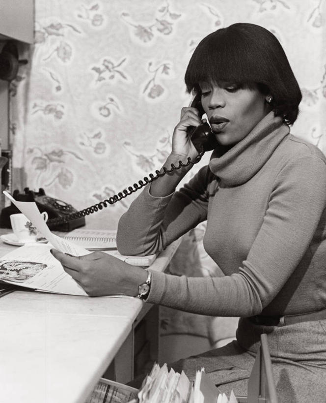 西方人,一个人,竖图,室内,欧洲,非洲,黑人,欧洲人,摄影,生活方式,女性,非洲人,彩图