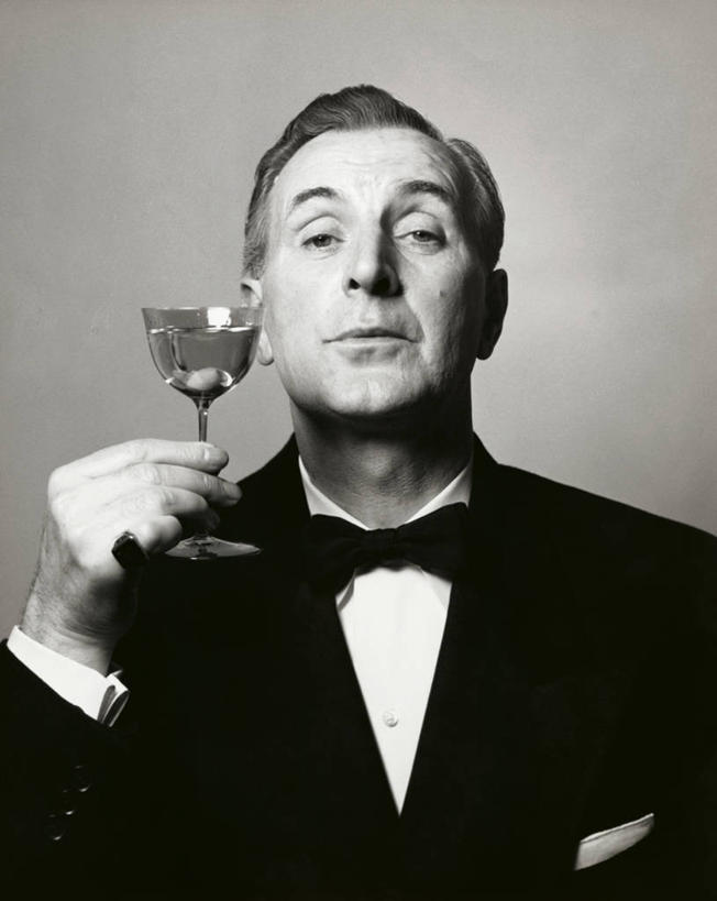 西方人,成年人,老年人,一个人,竖图,室内,欧洲,欧洲人,仅一个男性,喝,正装,领结,饮食,饮料,财富,摄影,生活方式,马提尼,男人,白种人,彩图