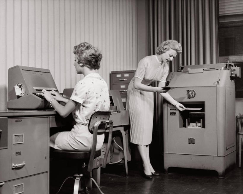 西方人,成年人,老年人,两个人,商务人士,商务女性,横图,室内,商务,计算器,电脑,显示器,鼠标,键盘,技术,纸牌,欧洲,欧洲人,敲打,套装,计算,科学,网络,办公用品,输入,输入设备,通讯设备,打字,台式电脑,理财,财务,摄影,点击,敲击,顺序,企业,公司,数学,通信设备,商务装,计算机设备,工薪阶层,输出设备,按键,计算机,老年女性,女人,白种人,白领,上班族,彩图,档案管理员