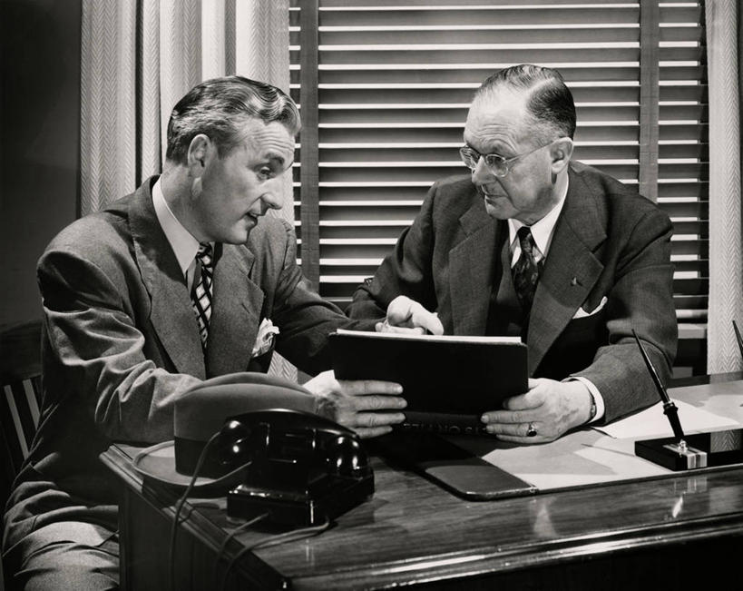 西方人,成年人,两个人,商务人士,商务男性,横图,室内,衬衫,商务,讨论,帽子,欧洲,欧洲人,套装,会议,书桌,顾客,摄影,商务装,工薪阶层,男人,白种人,白领,上班族,说话,彩图,衬衣