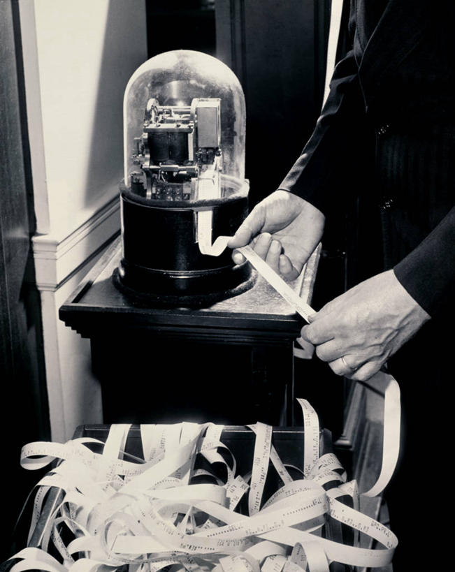 成年人,手,一个人,商务人士,商务男性,站,竖图,室内,衬衫,商务,仅一个男性,堆叠,套装,读书,金融,工业,人体,摄影,准确,企业,公司,商务装,工薪阶层,男人,白领,上班族,彩图,衬衣