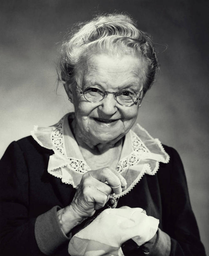 西方人,成年人,老年人,一个人,竖图,室内,欧洲,欧洲人,仅一个女性,仅一个人,眼镜,摄影,仅一个老年女性,缝纫,针织品,老年女性,女人,女性,白种人,彩图