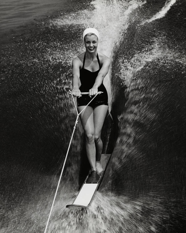 西方人,成年人,一个人,拉,竖图,黑白,室外,白天,运动,欧洲,欧洲人,仅一个女性,溅,力量,平衡,摄影,迅速,游泳帽,滑水运动,女人,白种人,彩图