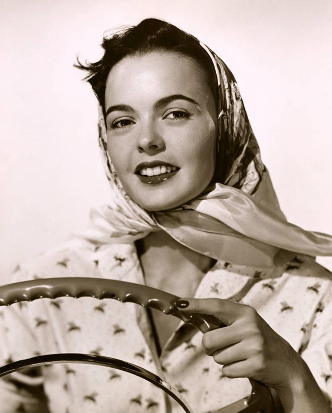 一个人,竖图,室内,自由,汽车,方向盘,围巾,运输,摄影,驾车,冒险,女性,彩图